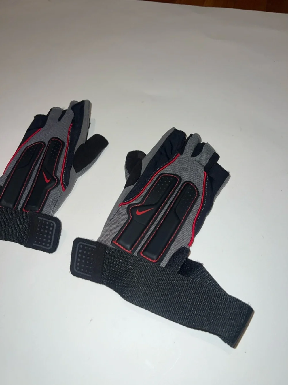 Nike Women’s Core Max Workout Fingerless Gloves, size Medium